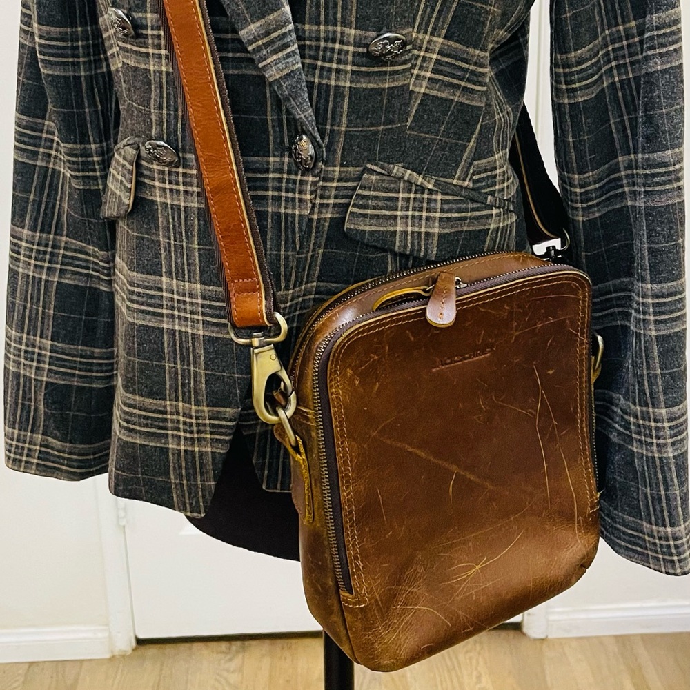 Jack & Chris Mens or Women’s Brown Leather Crossbody Bag with Multiple Pockets - Picture 2 of 15